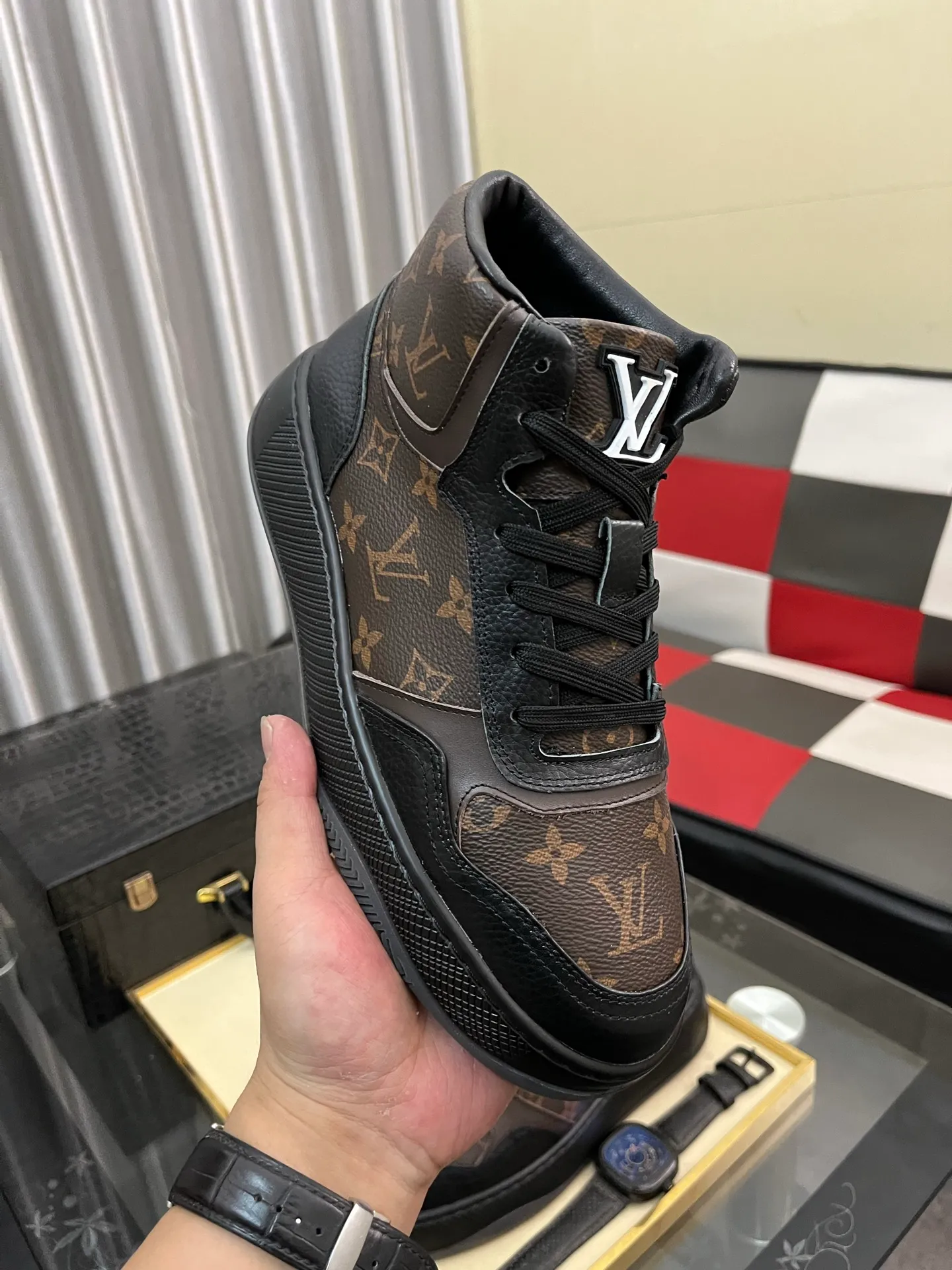 Ex-factory price: 438⌚️⌚️[LOUIS VUITTON] Same style as Louis Vuitton* official website 🚹Men's high-top casual shoes❤️Same style as popular celebrities and big names ~ Best-selling at home and abroad Lv focuses on the checkerboard series...Imported first-layer cowhide with special fabric ➕Full cotton, code number: 38-443️⃣Colors available